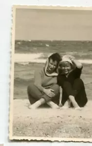 altes Foto Frauen am Ostseestrand, 1950er, 6x9cm - Bild 1 von 1