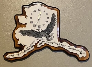 Unbranded Vintage Alaska Last Frontier Eagle Wooden Wall Clock Preowned - Picture 1 of 6