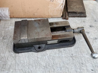 VINTAGE KURT 6" MACHINE VISE & HANDLE D60 - Image 1 of 4