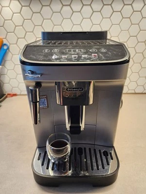 Máquina de café espresso completamente automática Delonghi ECAM29034SB Magnifica Evo, plateada Foto 1 de 4