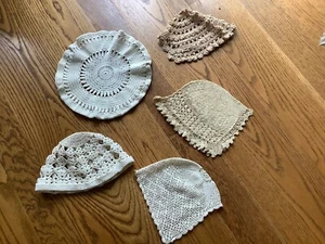 5 Vintage handgehäkelte Baby/Kinder Mützen - Bild 1 von 1