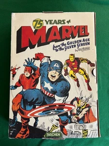 STAN LEE & ROY THOMAS Signed 75 YEAR OF MARVEL w/ proof,  Taschen XXL in Box - Imagen 1 de 12