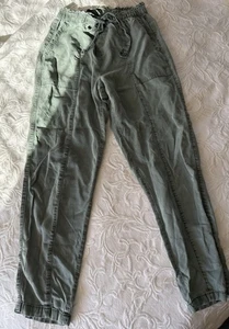 Pantalones con cordón Aerie Lyocell verdes pierna recta bolsillo único pequeños - Imagen 1 de 6