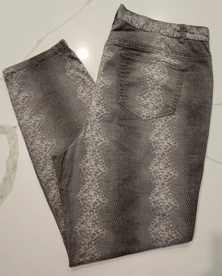 Pantalones de mezclilla elásticos de pierna recta con estampado de piel de serpiente gris Jaclyn Smith para mujer 16 Foto 1 de 4