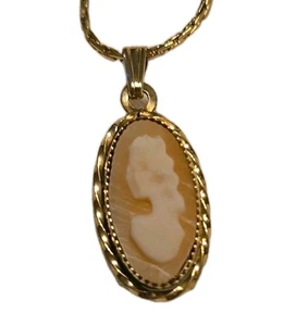 Collar Monet 17" con dije camafeo relleno de oro de 12K - Imagen 1 de 6