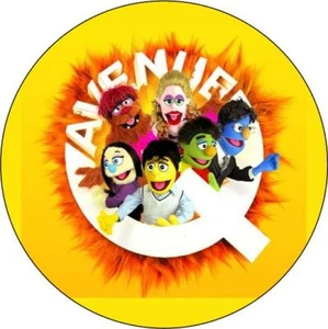 Musical de Avenue Q. Insignia de botón. 25mm. - Imagen 1 de 1