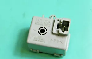 Toyota Prius II 2 NHW20 Control Module Relay 86652-20010 - Picture 1 of 1