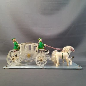 PRECIOSA MINIATURA CARRUAJE ANTIGUO. EN RESINA, CON PERSONAJES DE TRAPO. 1950 CA - Photo 1/9