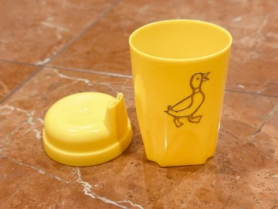 TAZA PARA SORBER NIÑO PATO ORO AMARILLO MCM VINTAGE AÑOS 60 NIÑO CON TAPA CARIÑO EN MUY BUEN ESTADO Foto 1 de 4