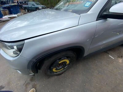 Used Front Left Fender fits: 2014 Volkswagen Tiguan flat fender moulding Front L - Imagem 1 de 4