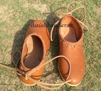 Par de zapatos de encaje de cuero de la era romana par de zapatos de encaje de cuero marrón nuevo Foto 1 de 4