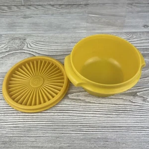 Tupperware - Servalier Bowl 1323-20 with Star Lid 812-18 - Yellow - Vintage - Picture 1 of 6