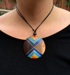 Halskette aus exotischem Holz bemalt Azteken Inka Motiv - Bild 1 von 1