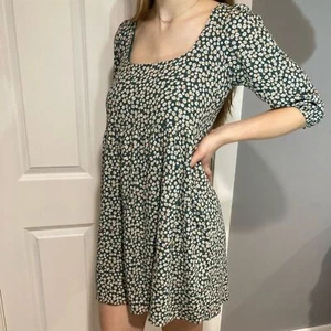 Vestido American Eagle Talla M Verde Ditzy Floral Babydoll Manga 3/4 Cuchara Profunda Mini - Imagen 1 de 8