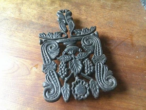 Vintage Wilton 7 1/2" X 4 1/2" black cast iron grapes & leaves trivet - Picture 1 of 6