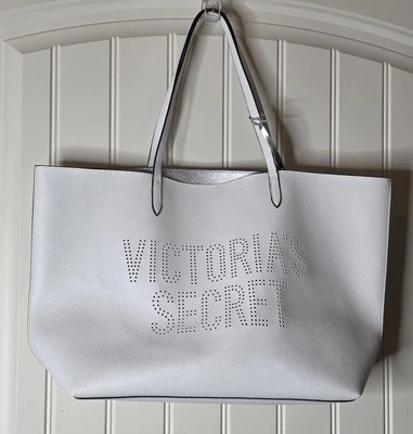 Bolso de Mano Victoria Secret Blanco/Plateado Imitación Cuero Logotipo Perforado Fin de Semana  Foto 1 de 4