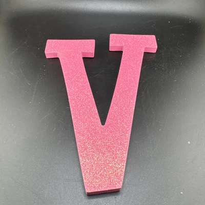 Listra glitter rosa quente 8 polegadas letra “V” letra de madeira 📦 - Imagem 1 de 4