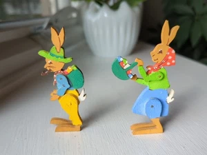 2 estatuillas de madera articuladas hechas a mano antropomórficas conejito conejo liebre raras - Imagen 1 de 14