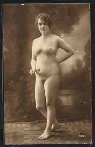 Postal foto mujer desnuda con brazo apoyado en la cadera desnudo desnudo - Imagen 1 de 2