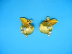 Vintage RICHELIEU Costume Jewelry Clip On EARRINGS Gold Tone Apple with Pearls - Picture 1 of 5