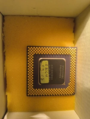 Intel Pentium MMX  SL2RY 2.8 V E Dissipatore. - Immagine 1 di 3