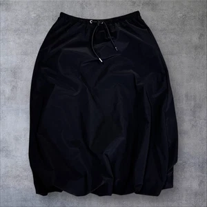 Zara Schwarz Nylon Ballon Midi Rock Tunnelzug Taille Avantgarde Lagenlook Basic - Bild 1 von 6