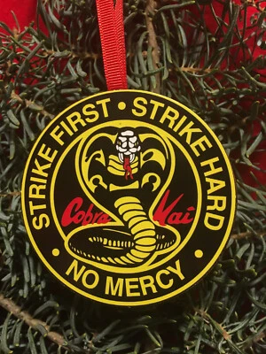 COBRA KAI Karate Niño ADORNO DE NAVIDAD Árbol Regalo Bolsa Stocking Stuffer Foto 1 de 4
