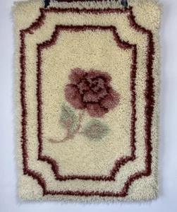 Latch Hook Rug Wall Hanging Cottage Core 1970-80s Rose Solitaire 20x27 - Picture 1 of 6