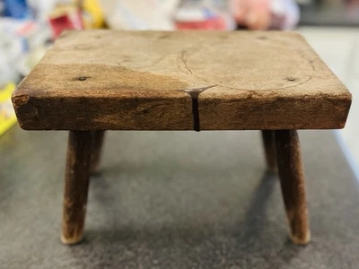 Antiguo taburete de madera rústico de cuatro patas con iniciales talladas a mano y fecha Foto 1 de 4