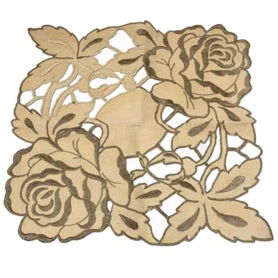 Napperon beige couleur lin fleuri brodé 43 x 45 cm vintage - Photo 1/4