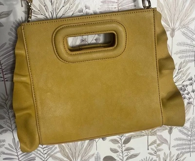 Bolso Bandolera Convertible Sole Society Amarillo con Volantes Cuero Sintético Mostaza Foto 1 de 4