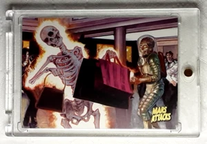 2013 Topps Mars Attacks! Invasion Gold Foil Card 34 SHOPPING FOR TERROR - Picture 1 of 2