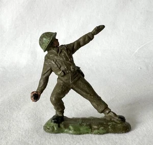 Vintage Painted Plastic Britains Herald Toy British Soldier #504 - Picture 1 of 9