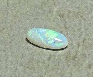 SMALL colorful hand cut crystal opal cabochon Lightning Ridge AU (1.95 carats) - Picture 1 of 7