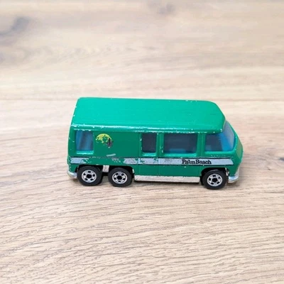 Autocaravana GMC Palm Beach 1976 verde Hot Wheels escala 1/64 Foto 1 de 4