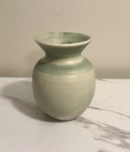 Vintage grün glasierte Keramik Vase Wohnkultur Kunst Studiokeramik 4,5 Zoll - Bild 1 von 9