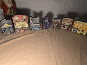 Lote De Colección De 7 Brandywine Artesanía De Madera Estante Cuidadores Tiendas en Town Village Madera - Imagen 1 de 5