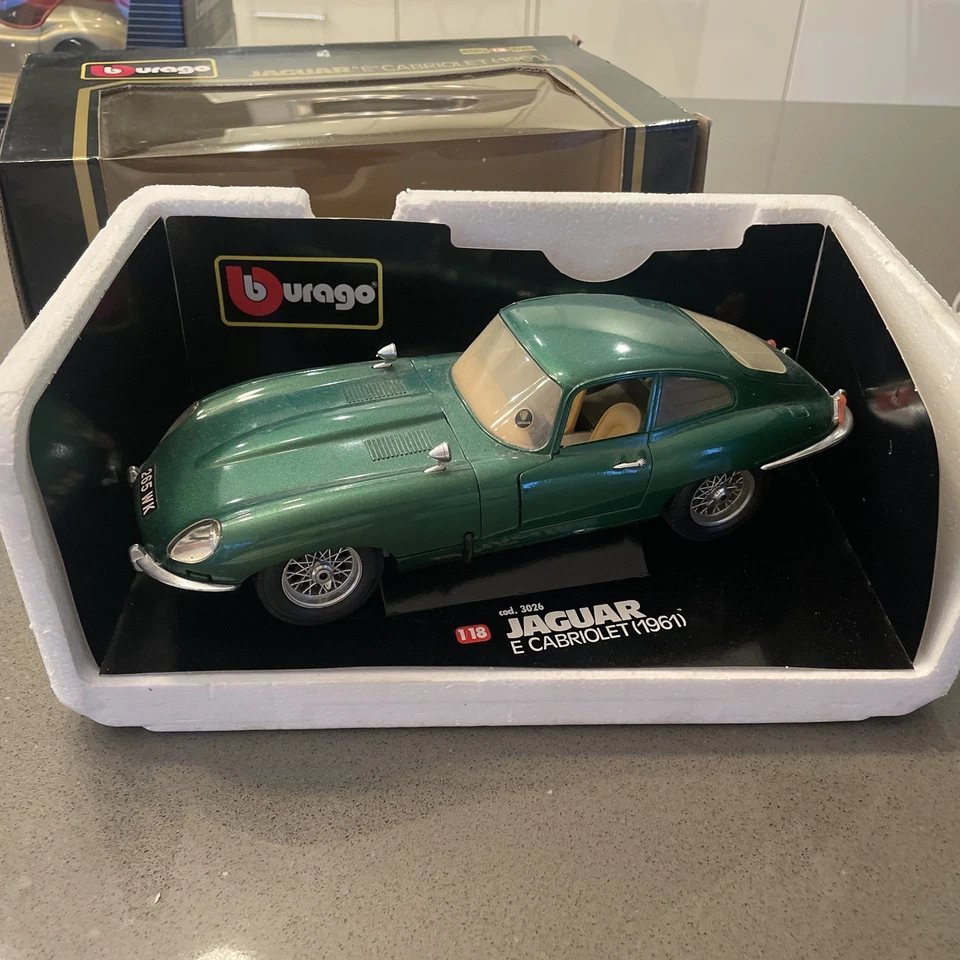 Jaguar E-TYPE cupé verde metálico Burago escala 1:18 030269 Foto 1 de 4