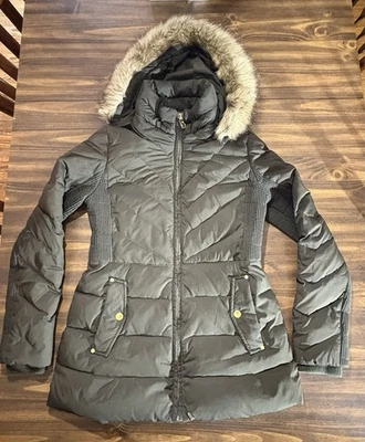 Casaco acolchoado acolchoado acolchoado Michael Kors pequeno com capuz removível acabamento de pele sintética - Imagem 1 de 4