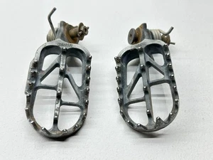 2015 Suzuki RMZ250 Footpeg Set Left Right Footrests Foot Pegs Spring 43551-28H10 - Picture 1 of 4