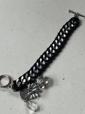 Eslabón grueso de cuero plateado y negro con estrás y racimo de perlas grises Foto 1 de 4