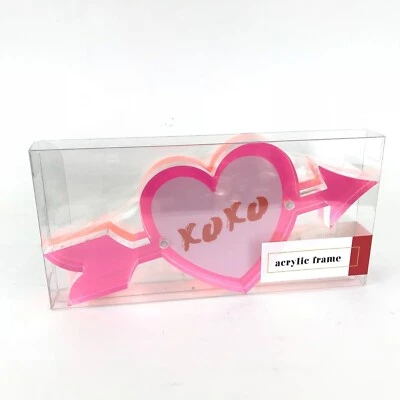 Marco de acrílico en forma de corazón (8,5" de largo x 4" de alto) por TwelveNYC $28 (B3) Foto 1 de 4
