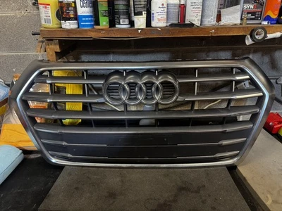 Parrilla superior Audi Q5 2018-2020 sin orificios de sensor OEM 80A853651C Foto 1 de 3