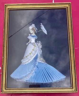 ANCIEN CADRE VITRINE  LA MODE ILLUSTRÉE HABILLÉ - FIN XIXe/XXe  ROBE RELIEF  - Photo 1/4