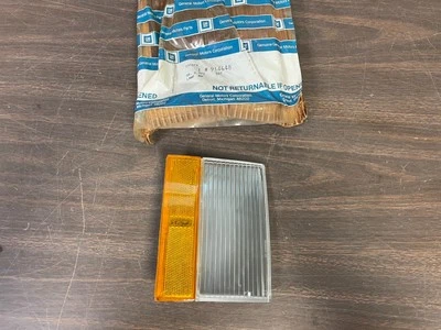 1980-1984 OLDSMOBILE 88 98 RH FRONT FENDER SIDE MARKER LENS NOS 725 - Image 1 of 4