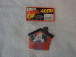 Vtg Halloween Ghost in Barn Figural Magnet NOS - Picture 1 of 2