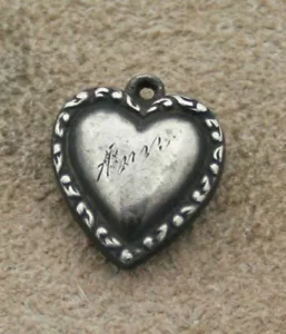 VINTAGE STERLING AUFGEBLÄHTES HERZ CHARM - Erhöhte Wirbel Bordüre & Engr. "Ann" - Bild 1 von 2