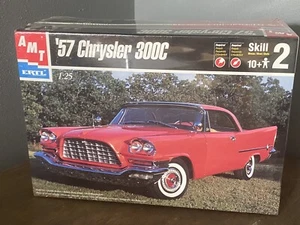 1999 AMT Ertl | ‘57 Chrysler 300C | 1:25|  Model Car Kit - Picture 1 of 6