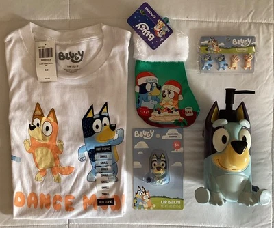 Deck The Halls con AZUL!! Camiseta, pendientes, dispensador de jabón, brillo de labios, ¡y más!! Foto 1 de 4