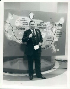 1981 Press Photo Beloved Weather Man Willard Scott With Map 1980s TV - Picture 1 of 2